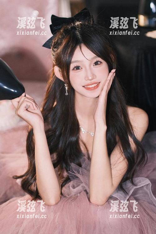 免费吃瓜app里，网红动态简直是无底洞，刷得我手都麻了！