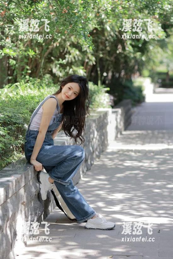 网曝吃瓜 网曝吃瓜那视频里,有种说不出的亲密感,怪怪的。