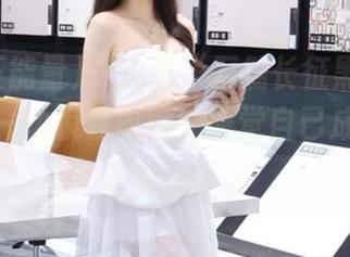 一边逛“万篇长征黑料正能量”，一边疯狂收藏，感觉自己成了专业吃瓜选手。